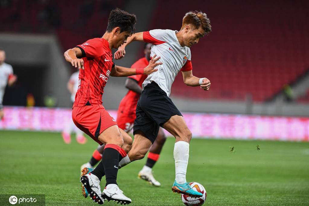 危机四伏,球队全力以赴拼搏 危机四伏,球队全力以赴拼搏