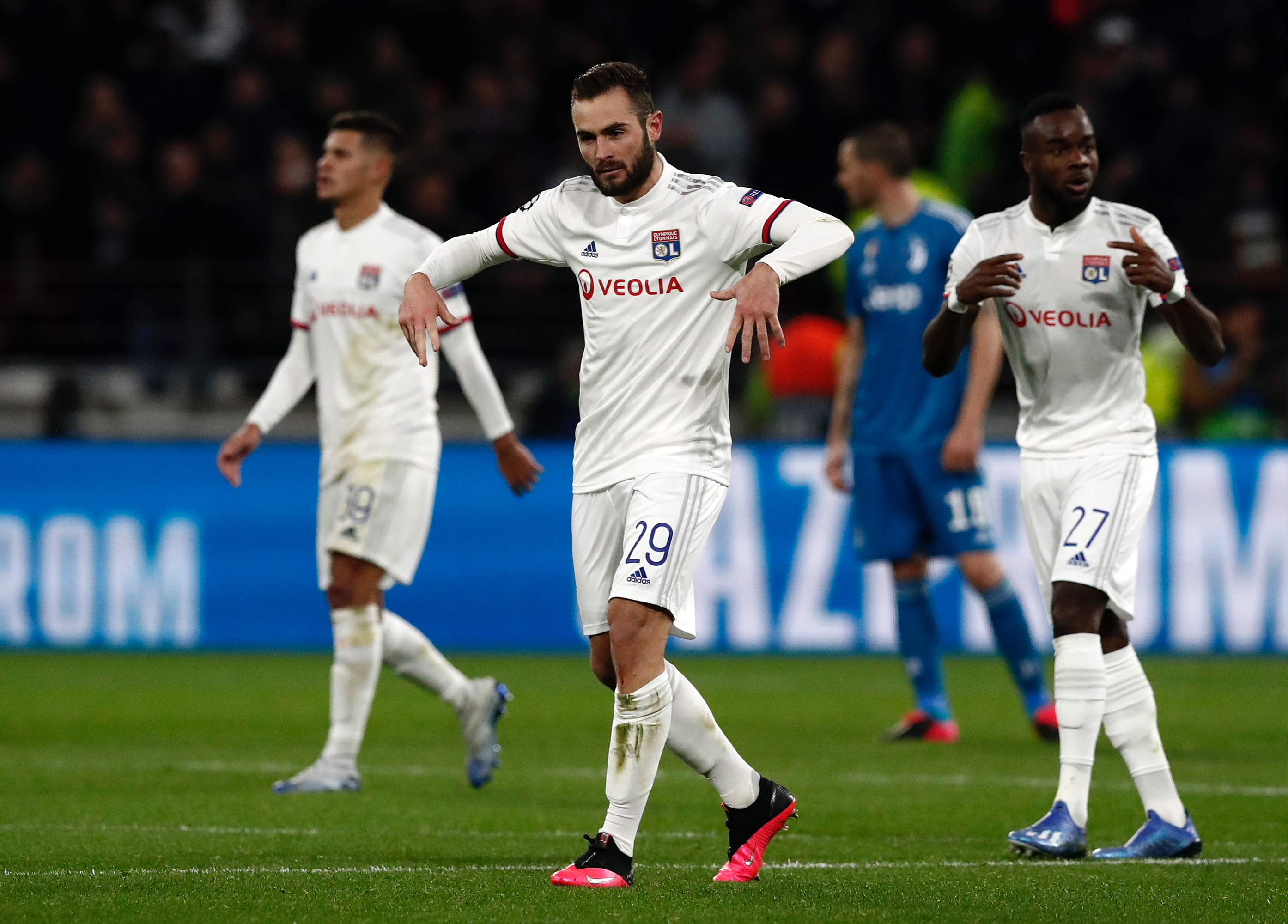 法甲新赛季开幕，惊险比赛轮番燃烧