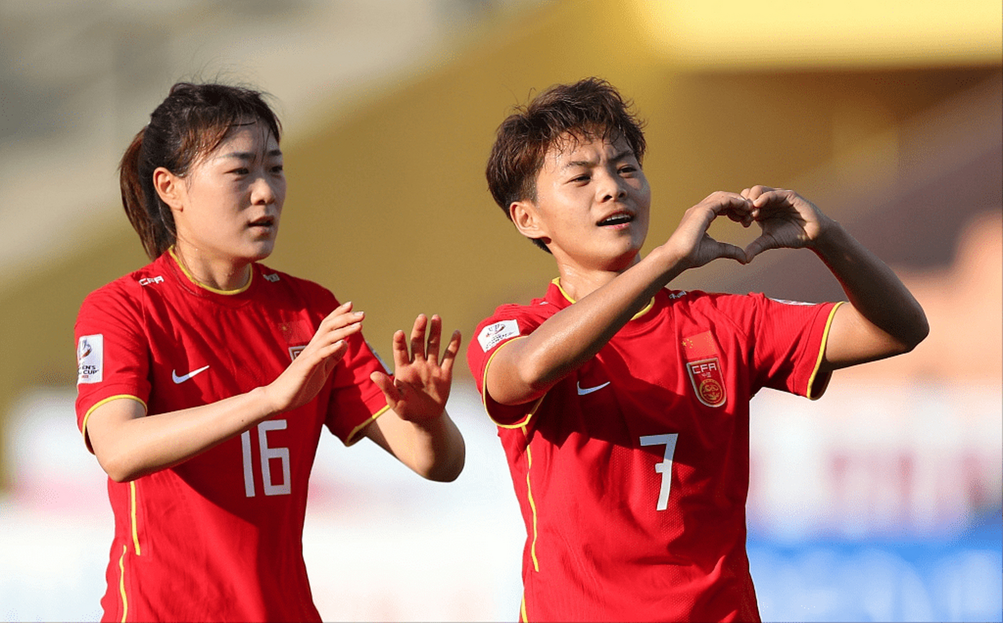 中国女足在比赛中展现出强大实力，成功晋级