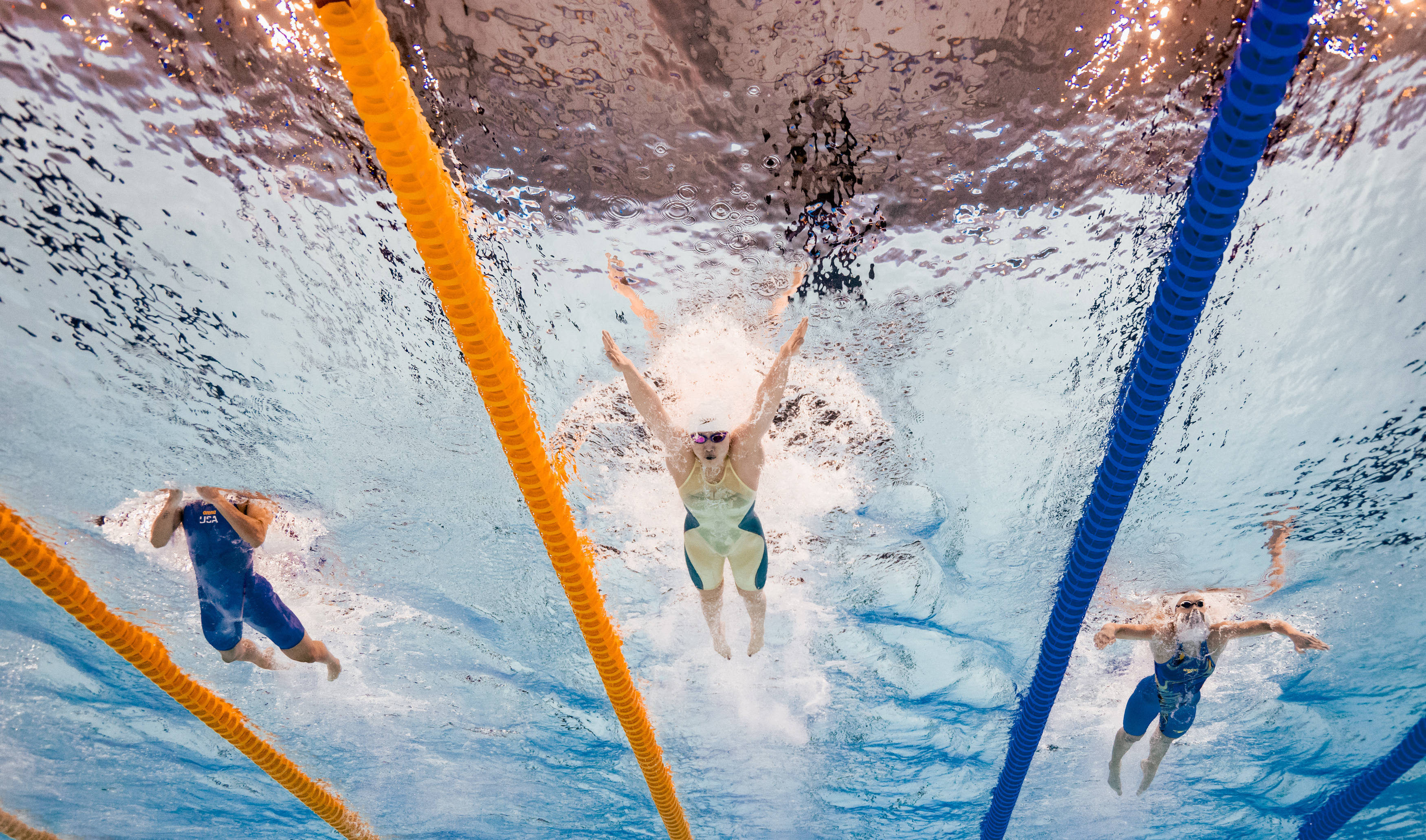 加拿大游泳选手在蛙泳比赛中突破个人记录
