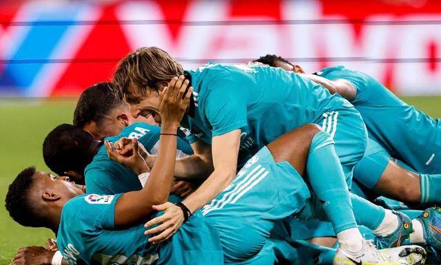 那不勒斯翻盘拜仁，本泽马带队取胜