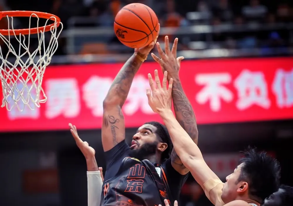 山东队鏖战凯尔特人，福克斯状态火热